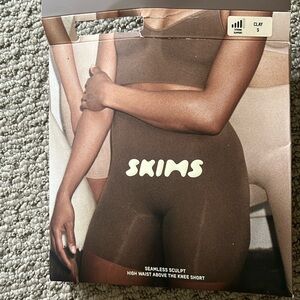 Skims seamless sculpt high waist above the knee short